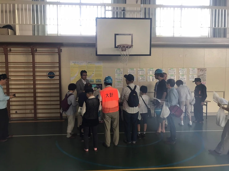 Interested people during the introduction of Earth Toilet at the Disaster Prevention Event in Meito-ku