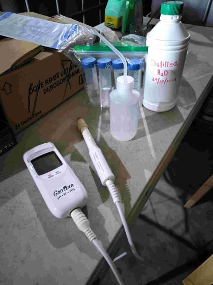Checking the calibration method of pH and EC meters