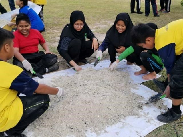 Organic waste recycling campaign with neighbouring secondary school children and university students.