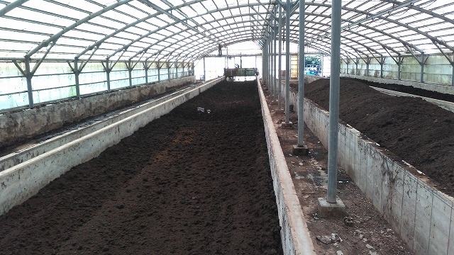 Lane of compost: 
・EM compost (left)
・Conventional compost (right)