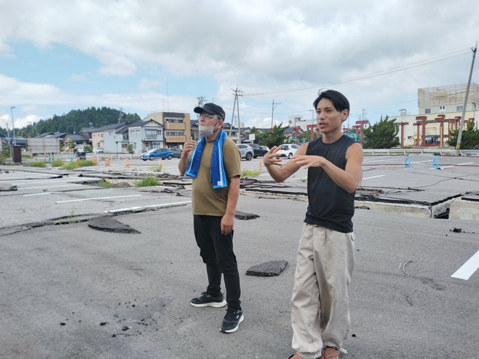 Mr. Nakano (left) and Mr. Yu (right) working for recovery efforts