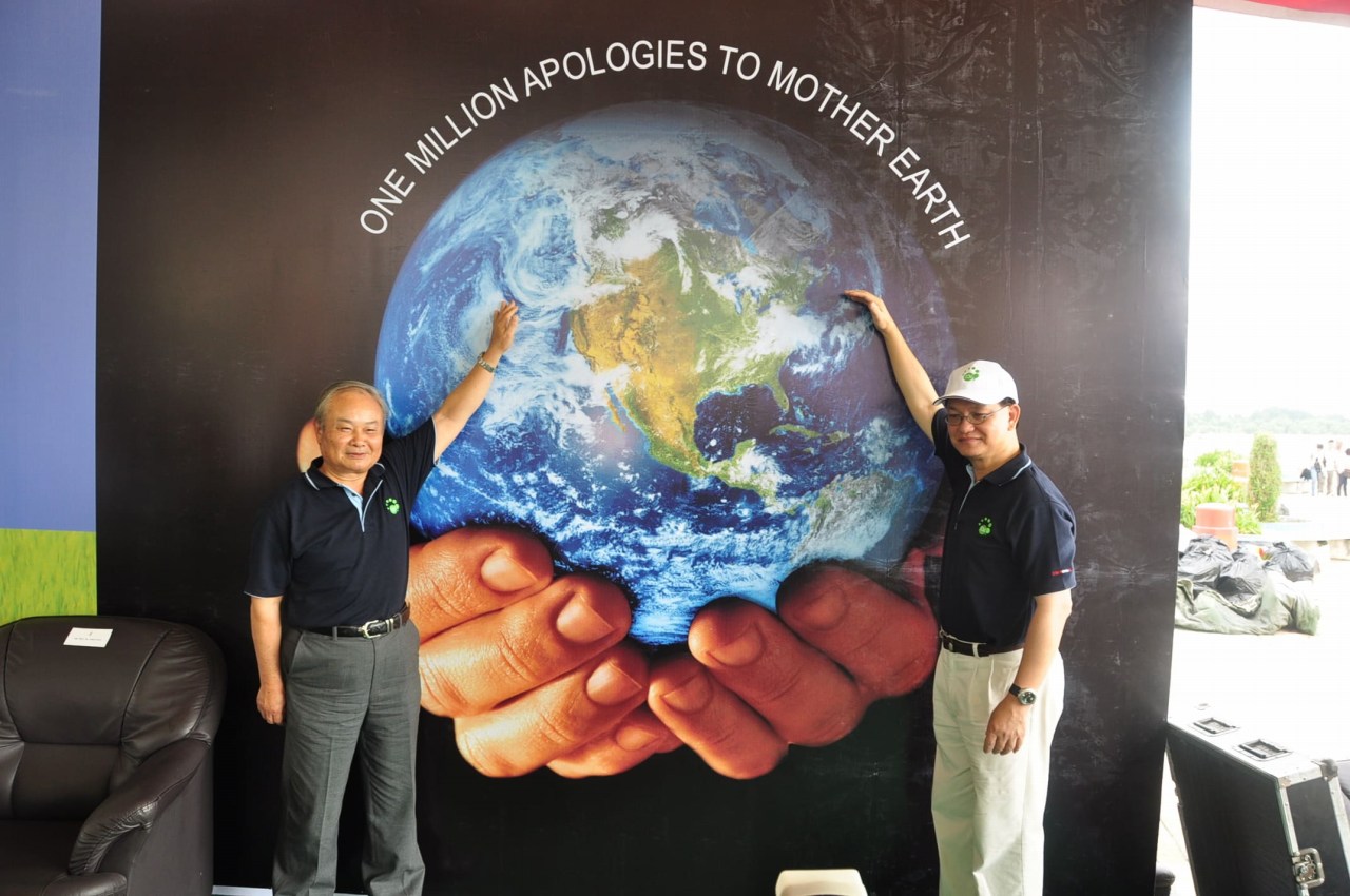 Prof. Higa and Mr. Soo at the "One million Apologies to Mother Earth" event 