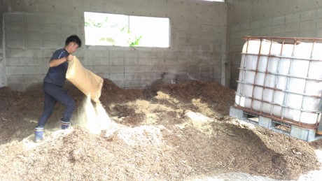 1. Wood chips, rice bran and chicken manure are mixed