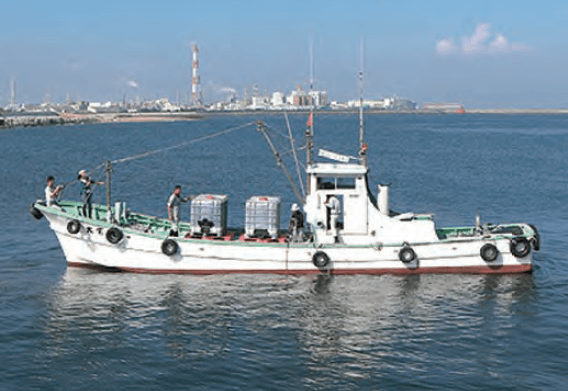 Fisherman's boat is used to throw EM･1 in Ise Bay.