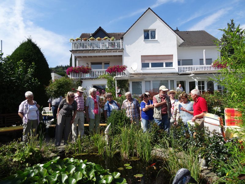 Karin Zwermann explains the EM application in the garden pond to visitors on the open garden day